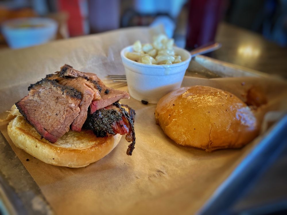 Barn-B-Que Smokehouse Logo