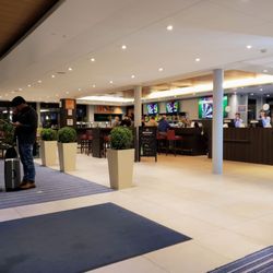 Holiday Inn Express Zürich Airport - Lobby and Front Counter at Holiday Inn Express Zürich Airport