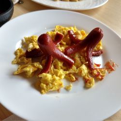 La Wafflera - Huevito. Huevo revuelto con salchicha decorada en forma de pulpo.