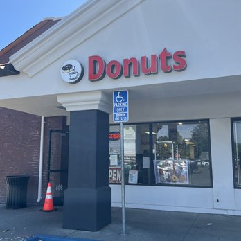 Donut Queen - Front door and parking - Donuts Near Me - Vacaville, California Donut Queen - Front door and parking - Donuts Near Me - Vacaville, California