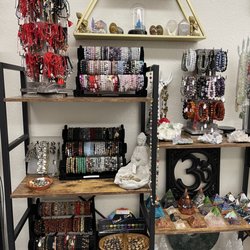 92Elements - Great variety of crystal and protection bracelets