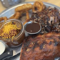 HQ BBQ - Brisket and ribs with chili and onion rings, delicious!