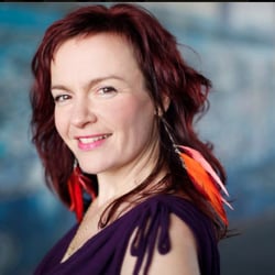 Joui Turandot - Stylist for yogi Rosy Moon's professional portraits.