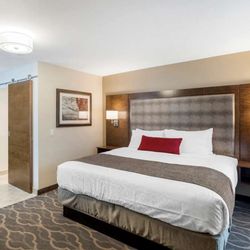 Best Western Plus Grand Castle Inn & Suites Grand Rapids West - King Suite