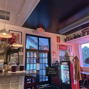 Cafe Manhattan - Pizza Near Me - Saint Louis, Missouri