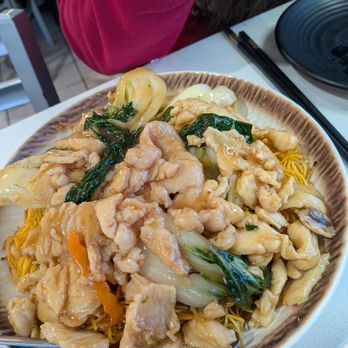 Hong Kong BBQ - Chicken and vegetable with crispy noodles - Chinese Near Me - Castro Valley, California Hong Kong BBQ - Chicken and vegetable with crispy noodles - Chinese Near Me - Castro Valley, California