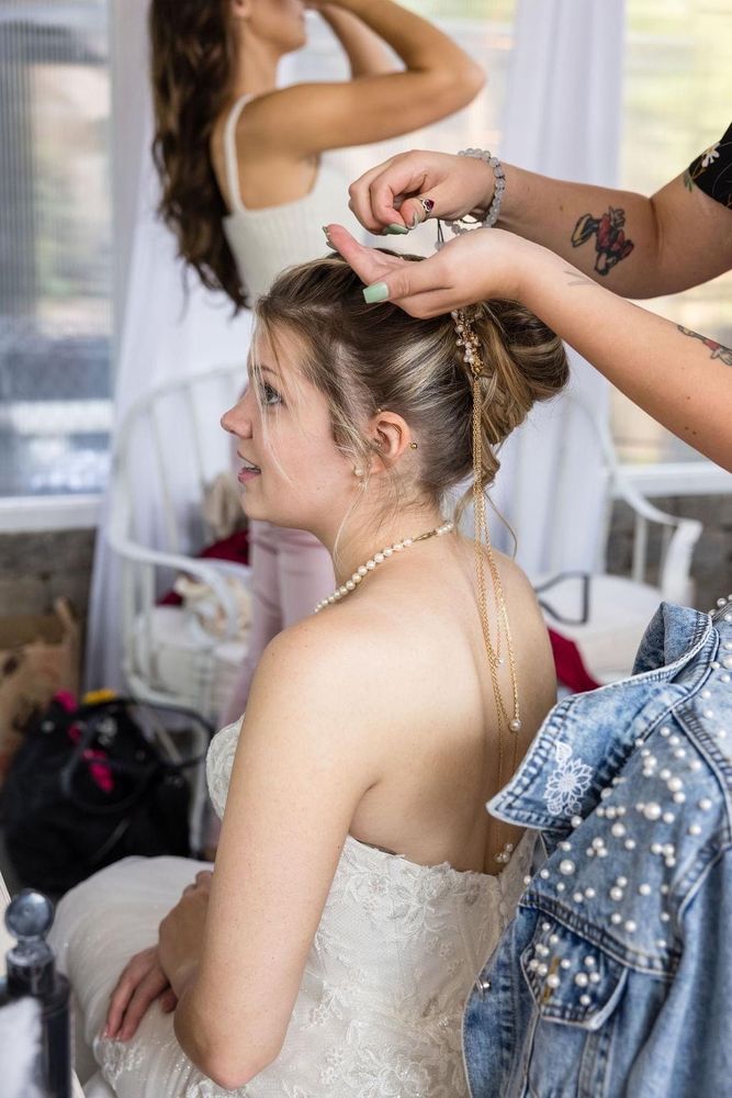 Mikki's Mane Studio Logo