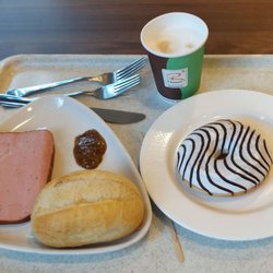 Autohof Münchberg Gastro - Leberkas, süsser Senf, Semmel, Donut mit Vanillecreme gefüllt, Cappuccino insgesamt 7,50 Euro