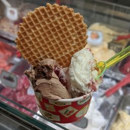 Ferrero Rocher and cheesecake flavors 2,50€ Ferrero Rocher and cheesecake flavors 2,50€