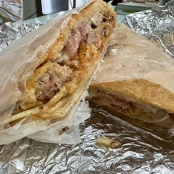 Panaderia El Cruze - Tripleta de pernil, pollo y jamón.