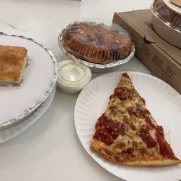 Deep dish pizza slice (bomb) & hot wings Deep dish pizza slice (bomb) & hot wings