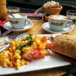 Café Mozart - Rührei mit Speck, Käse und Ciabatta, 4,80€