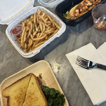 Fuzzy's Raw Bar and Drinks - Lobster roll, lobster grilled cheese and fries - Seafood Near Me - Atlanta, Georgia