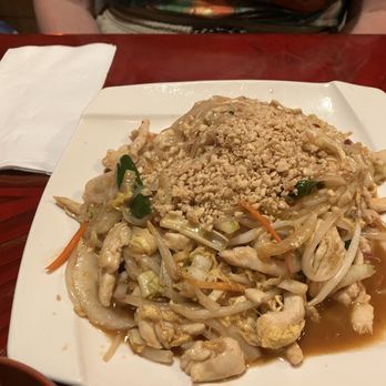 Sushi Yoshi - Chicken Pad Thai - Chinese Near Me - Killington, Vermont