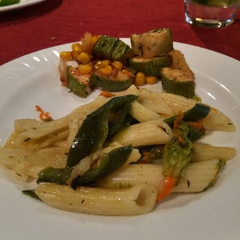 Los Dones - Pasta with poblano peppers and hibiscus flower. - Mexican Near Me - Ciudad de México, DIF