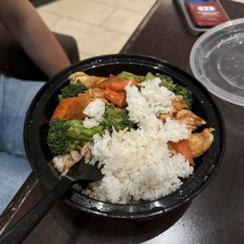 P King Authentic Chinese Food - Chicken and broccoli - Chinese Near Me - Houston, Texas