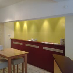 Frietjes Station - Frietjes Station, Tische Innen