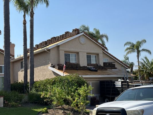 Hernandez Roofing Logo