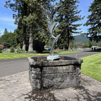 Bonneville Dam Fish Hatchery - Sculpure - Aquariums Near Me - Cascade Locks, Oregon
