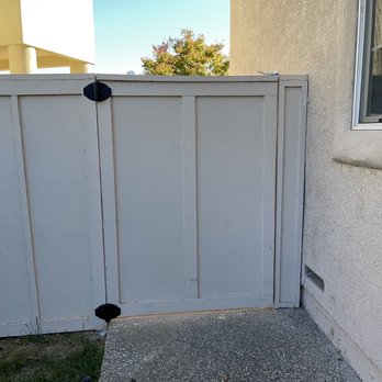 Herreras Remodel - Finished gate (flipped to open the opposite way, with added self-closing hardware) - Decks & Railing Near Me