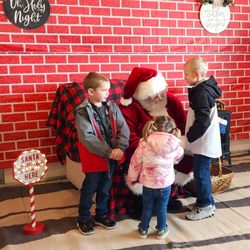 Enchanted Hollow Alpacas - Santa chatting with kids at our Alpaca Christmas Wonderland