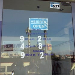 Remuvik Center - Puerta con horarios