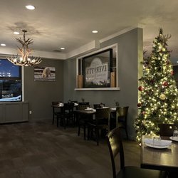 Everett's - Dining Room w/Lake View!