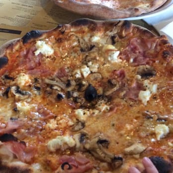 Osteria de' Peccatori - Ham, mushrooms, and ricotta in foreground and margharita in the background - Pizza Near Me - Florence, FI Osteria de' Peccatori - Ham, mushrooms, and ricotta in foreground and margharita in the background - Pizza Near Me - Florence, FI