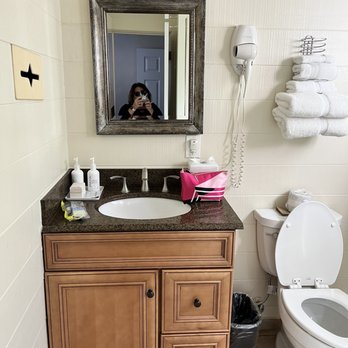 Villa Franca Inn - Bathroom - Hotels Near Me - Monterey, California Villa Franca Inn - Bathroom - Hotels Near Me - Monterey, California