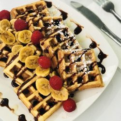 Corazón Agridulce - Wafles con Nutella, plátano y frambuesas