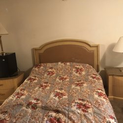 Glendale Motel - King Bed and fridge