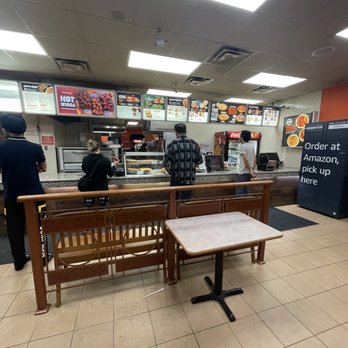Pizza Pizza - customers in a restaurant - Pizza Near Me - Mississauga, Ontario Pizza Pizza - customers in a restaurant - Pizza Near Me - Mississauga, Ontario