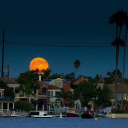 Gondola Getaway - Super moon Gondola...