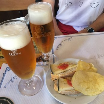La Mayor - Cerveza with bread, cheese, and a few crisps( complementary). - Wine Bars Near Me - Madrid, M