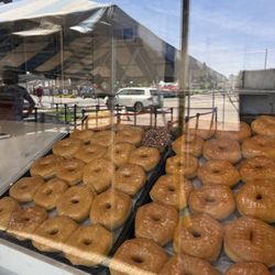 Tom's Donuts