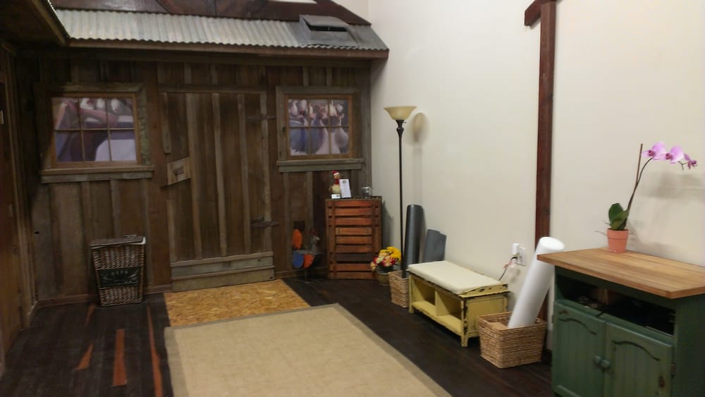 Vanessa Raan, CMT Logo