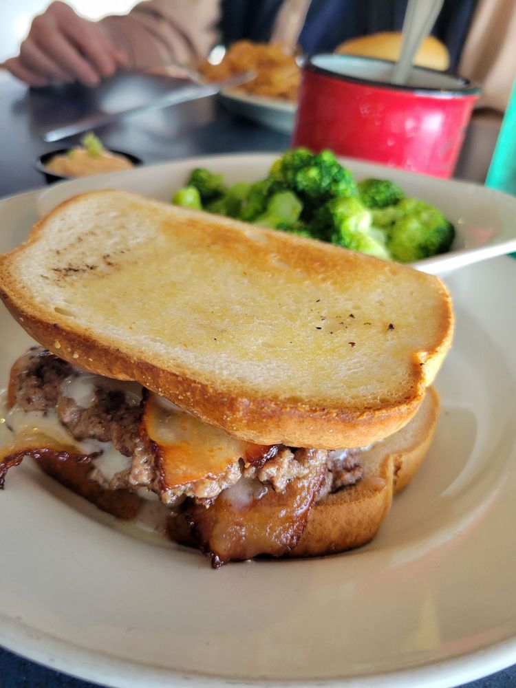 The Hungry Bear Pub & Grill Logo