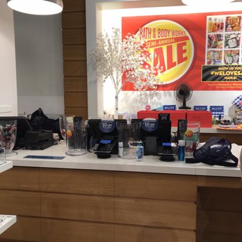 Bath & Body Works - Customer service counter - Cosmetics & Beauty Supply Near Me - Scarborough, Ontario