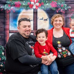 Kyle Lawrence Salon - This is the family Xmas photo I took after Savannah did my hair so beautifully!!!