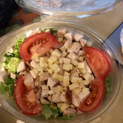 Malitourne - Best salad with chicken, cheese and tomato! The salad dressing is excellent too.