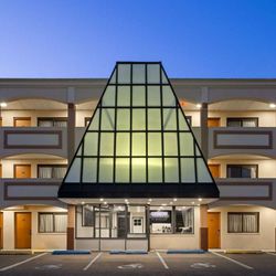 Travelodge by Wyndham Manhasset - Exterior