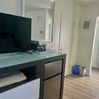 Kings Inn San Diego - Dresser, mini fridge/freezer, Tv - San Diego, CA