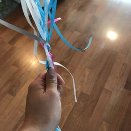 No weight for balloons. Tied with another piece of string No weight for balloons. Tied with another piece of string