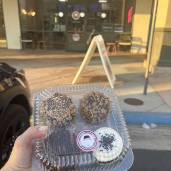 Tiffany's Sweet Spot - 4 Cupcakes - Desserts Near Me - La Quinta, California