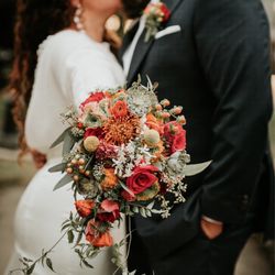 Kiyo's Floral Design - Wedding bouquet & boutonniere