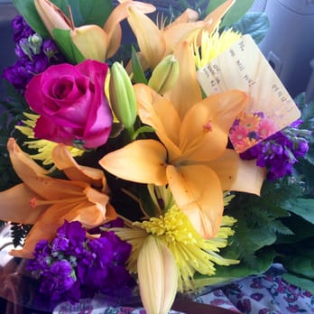 Honey Bee Flowers - Florists Near Me - Glendale, California Honey Bee Flowers - Florists Near Me - Glendale, California