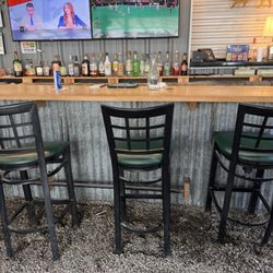 Wrecked Canoe - Bar showing TVs and the signature tin and gravel!