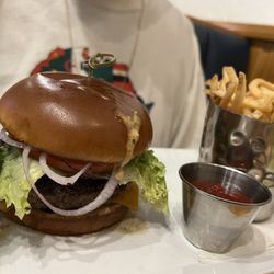 Russell's on Lake Ivanhoe - Royals w/cheese - best burger in town