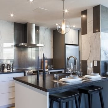 Fraser Homes - a kitchen with a center island - General Contractors Near Me - Toronto, Ontario Fraser Homes - a kitchen with a center island - General Contractors Near Me - Toronto, Ontario