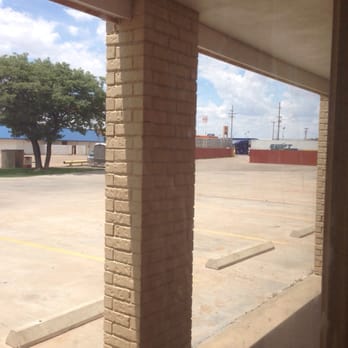 Quality Inn - Parking lot empty for a reason - Hotels Near Me - Plainview, Texas